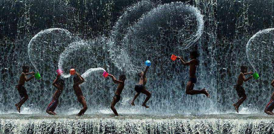 enfants qui dansent de joie sous la pluie