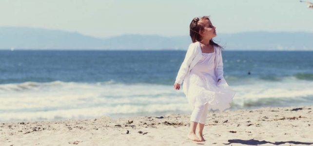 Fillette sur la plage