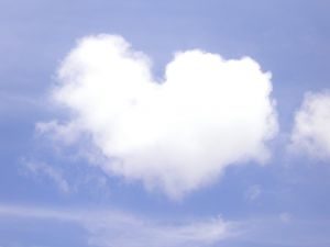 nuage coeur dans le ciel